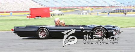 世界上最“扁”的汽車 躺著開！