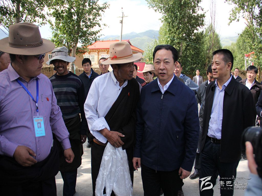 黃新初在甘孜縣調(diào)研指導(dǎo)扶貧開(kāi)發(fā)工作、慰問(wèn)對(duì)口支援我州的干部人才代表掠影