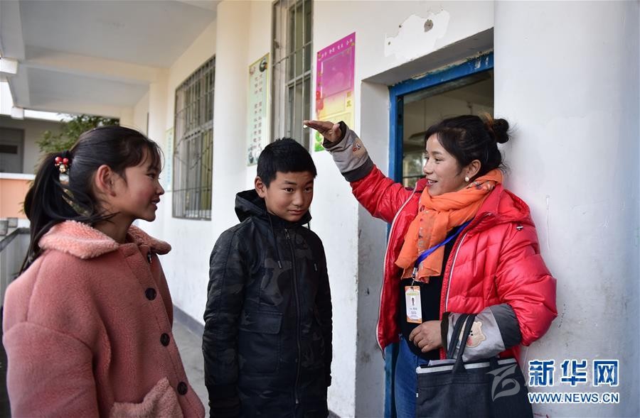 (決戰(zhàn)決勝脫貧攻堅(jiān)·圖文互動)(2)山上的放羊娃不見了——涼山教育扶貧斬?cái)嘭毨А按H傳遞”