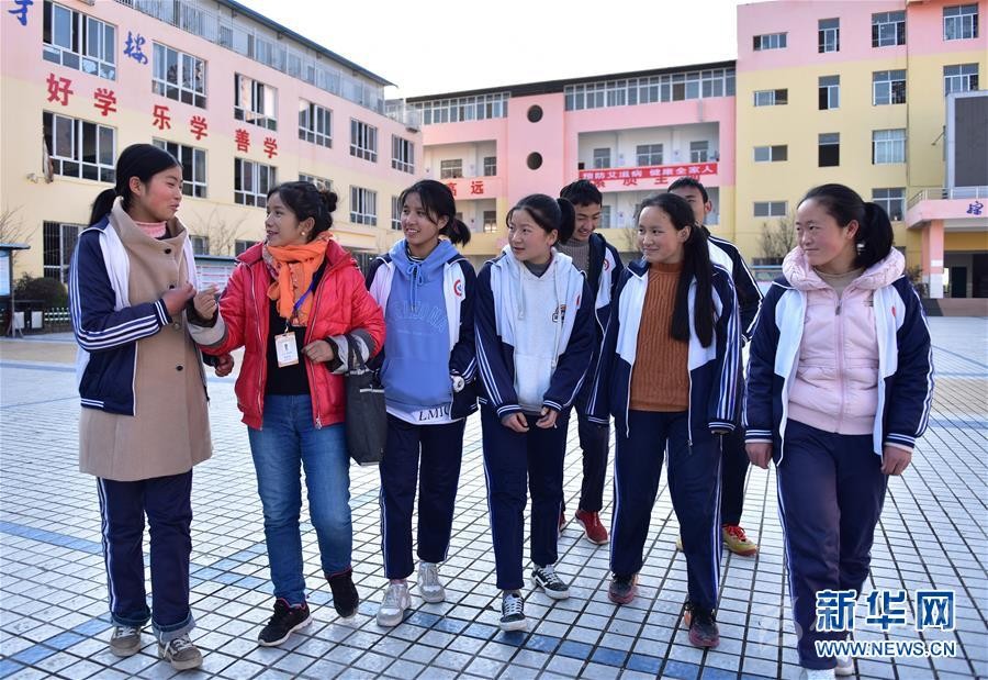 (決戰(zhàn)決勝脫貧攻堅(jiān)·圖文互動)(4)山上的放羊娃不見了——涼山教育扶貧斬?cái)嘭毨А按H傳遞”