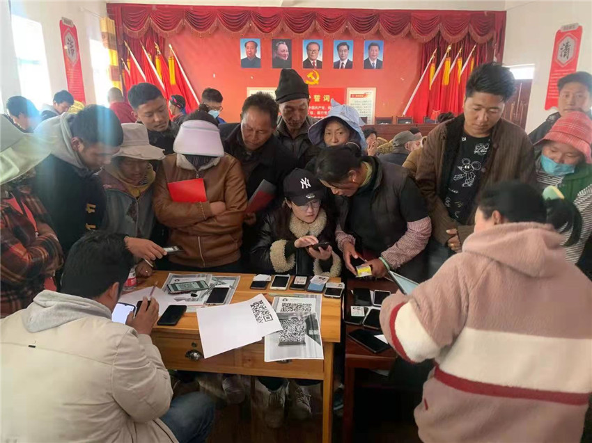 被百姓簇擁的一線服務(wù)現(xiàn)場.jpg 被百姓簇擁的一線服務(wù)現(xiàn)場.jpg