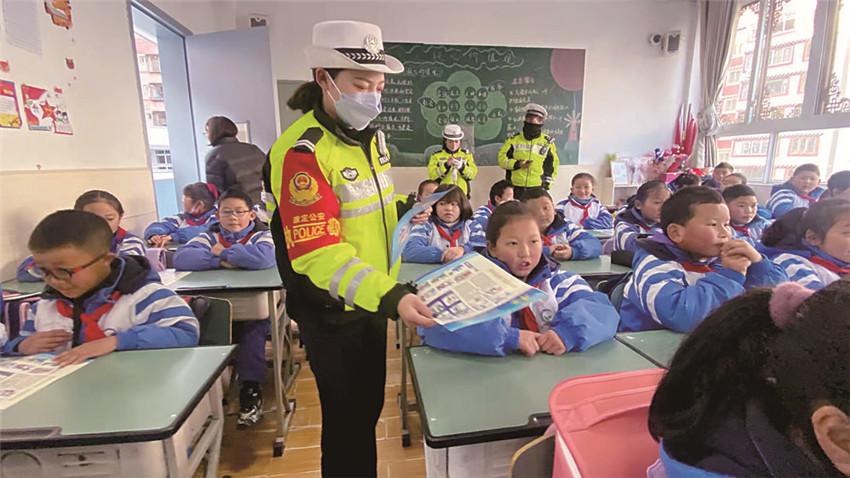 圖為開(kāi)學(xué)第一課.jpg 圖為開(kāi)學(xué)第一課.jpg