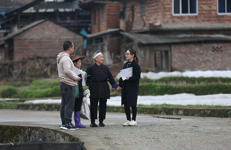 2022年3月24日，在廣西柳州市三江侗族自治縣良口鄉(xiāng)南寨村，紀檢監(jiān)察干部（右一、左一）在了解惠農(nóng)政策落實情況。