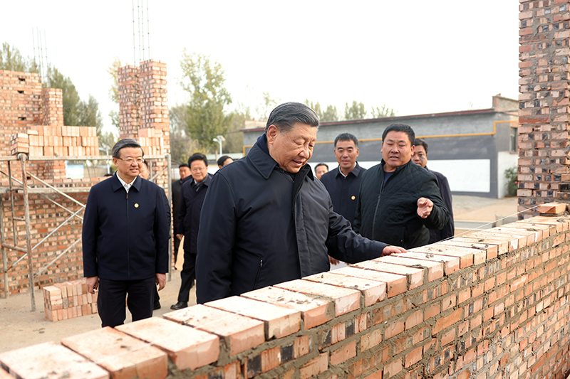 2023年11月10日，習近平總書記在河北保定涿州市刁窩鎮(zhèn)萬全莊村房屋重建施工現(xiàn)場考察。