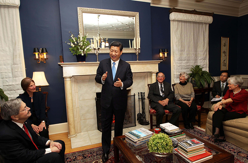 習(xí)近平2012年訪美時(shí)與老朋友敘舊場景。