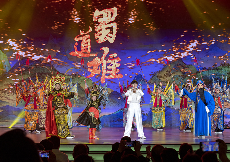 2023年10月13日，成都，“把青春華章寫在祖國大地上”大思政課網(wǎng)絡(luò)主題宣傳和互動(dòng)引導(dǎo)活動(dòng)在四川大學(xué)舉行。