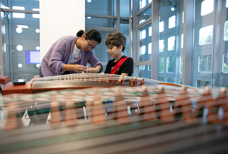 4月29日，在塞爾維亞貝爾格萊德中國(guó)文化中心，古箏指導(dǎo)老師王宣（左）在教學(xué)。新華社記者 李京 攝