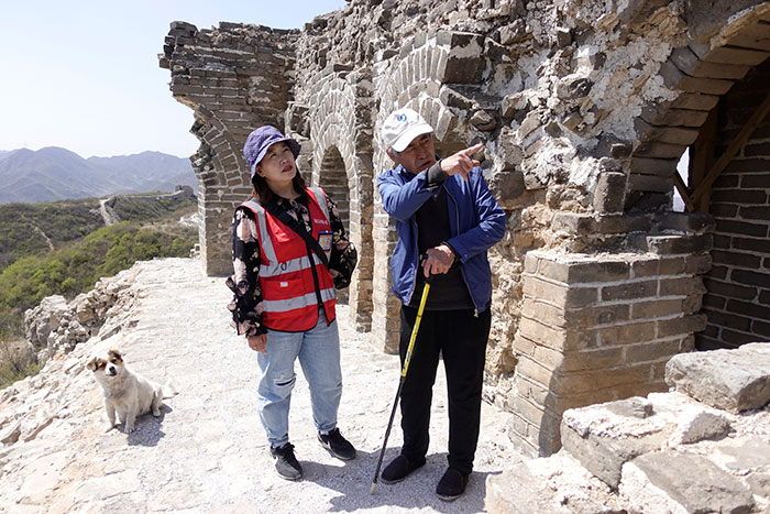 在明長城遺址上，梅景田給外甥女劉紅巖講述長城故事。
