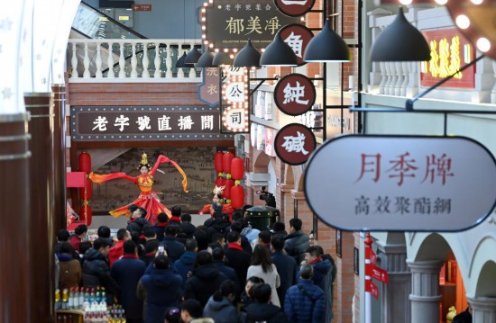 顧客在天津老字號集合店內(nèi)觀看演出。新華社記者 趙子碩 攝