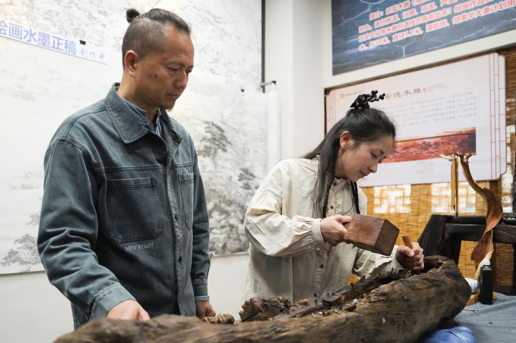 潘能輝和妻子胡美華在湖南常德河街展示木雕。新華社記者 薛宇舸 攝