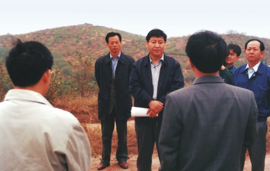 1999年11月，習近平在龍巖市長汀縣河田水土流失治理區(qū)調(diào)研。圖源：《習近平在福建（下）》