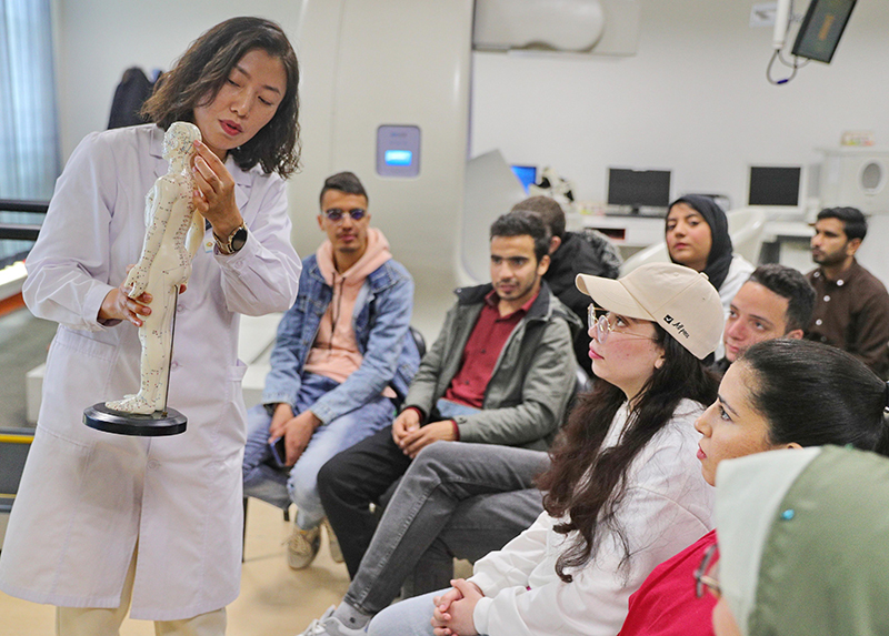 2023年4月19日，河北省秦皇島市中醫(yī)醫(yī)院醫(yī)務(wù)工作者為燕山大學(xué)外國留學(xué)生講解中醫(yī)經(jīng)絡(luò)知識(shí)。