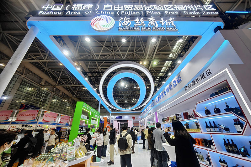 2024年3月18日，第四屆中國(guó)跨境電商交易會(huì)在福建福州開幕。展會(huì)聚焦“鏈接跨境全流域 共建電商新生態(tài)”，集聚全國(guó)80余個(gè)外貿(mào)產(chǎn)業(yè)帶的上千家供應(yīng)鏈企業(yè)。