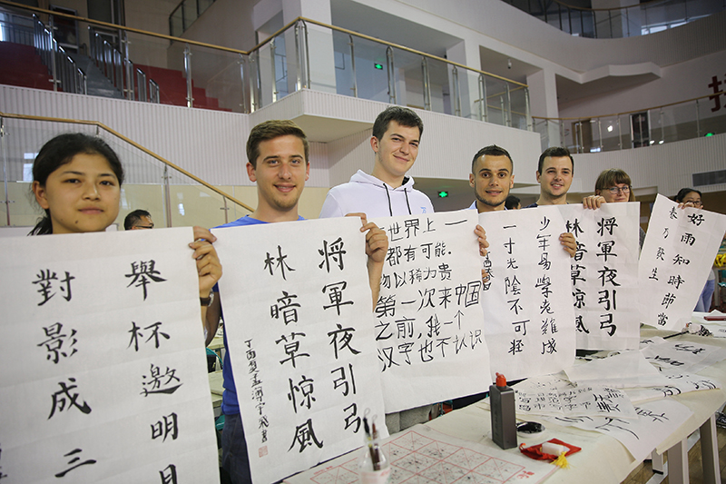2017年6月5日，來自青島大學(xué)和中國石油大學(xué)（華東）的外國留學(xué)生在展示剛剛現(xiàn)場完成的書法作品。