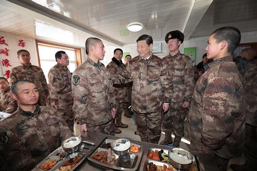 2014年1月26日中午，習(xí)近平來(lái)到連隊(duì)食堂，同戰(zhàn)士們一起用餐。新華社記者 李剛 攝